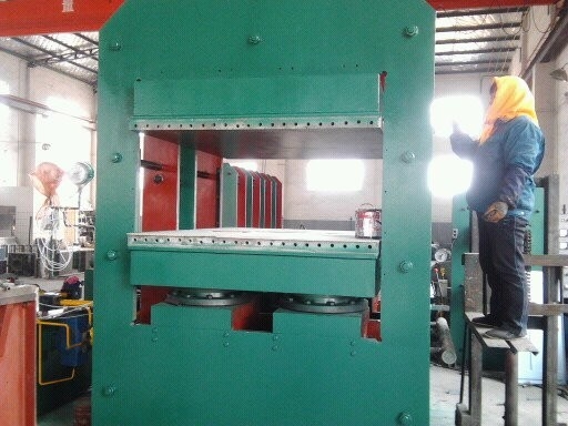 acheter Machine de vulcanisation en caoutchouc automatique de presse avec le système de contrôle de PLC online manufacture