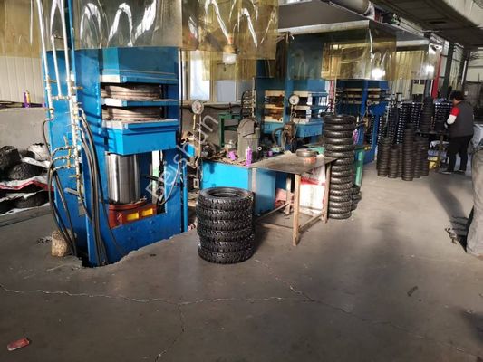 acheter Machine de presse de vulcanisation de pneus agricoles en caoutchouc solide chauffée à la vapeur avec une pression de 200 tonnes et un temps de vulcanisation de 0 à 999 secondes online manufacture