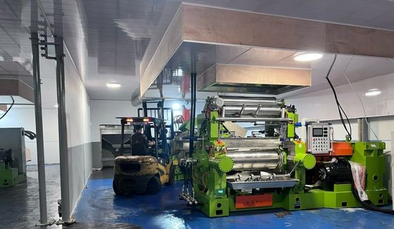Bon prix Broyeur mélangeur en caoutchouc type XK-550 avec capacité de lot de 100 kg et longueur de travail des rouleaux de 1500 mm en ligne