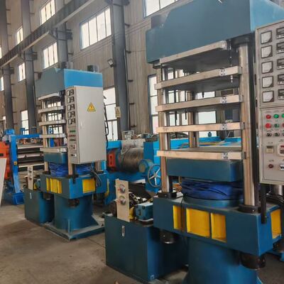 Bon prix Machine de vulcanisation de caoutchouc plat avec contrôle PLC entièrement automatique 200T Pression totale et taille de plaque de 800 mm x 800 mm pour la fabrication de joints de brides en caoutchouc EPDM en ligne