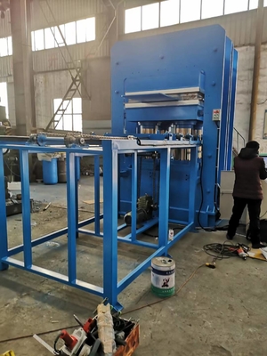 Machine de pressage de vulcanisation de caoutchouc à écran de mine à deux couches automatique
