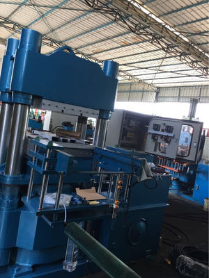 Bon prix 1200 mm × 600 mm plaque chaude semi-automatique de caoutchouc vulcaniser presse machine est utilisée pour produire des produits en caoutchouc en ligne