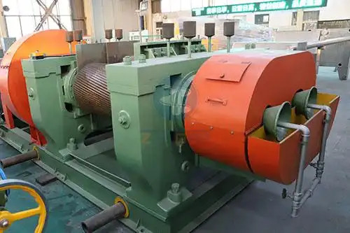 110kw concasseur de caoutchouc pour les déchets de pneus de recyclage de la production de poudre de caoutchouc avec contrôle PLC