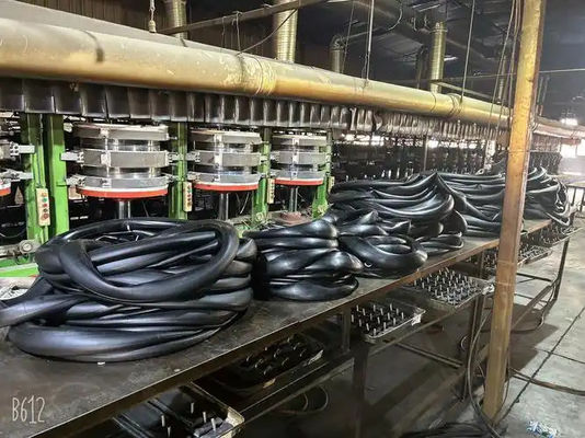 Bon prix Machine de durcissement de tubes intérieurs de caoutchouc butyle et de caoutchouc naturel pour la ligne de production de tubes intérieurs de motocyclettes en ligne
