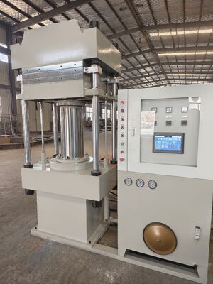 Bon prix 600 × 600 mm Plaque chaude 100 tonnes de force de serrage de caoutchouc vulcanisation presse machine avec système de contrôle PLC pour la fabrication de blocs de caoutchouc en ligne