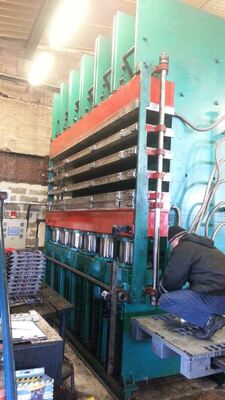 Bon prix Machine de vulcanisation de la bande de roulement des pneus contrôlée par PLC avec une force de tension de 10,0MN et un système hydraulique amélioré pour le recyclage en ligne