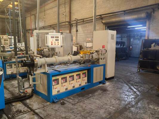 Qualité Ligne de production de joints d'étanchéité EPDM / Capacité de 180-250 kg par heure / Stable et efficace Usine