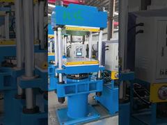 Machine de vulcanisation de plaques de caoutchouc pour pièces automobiles